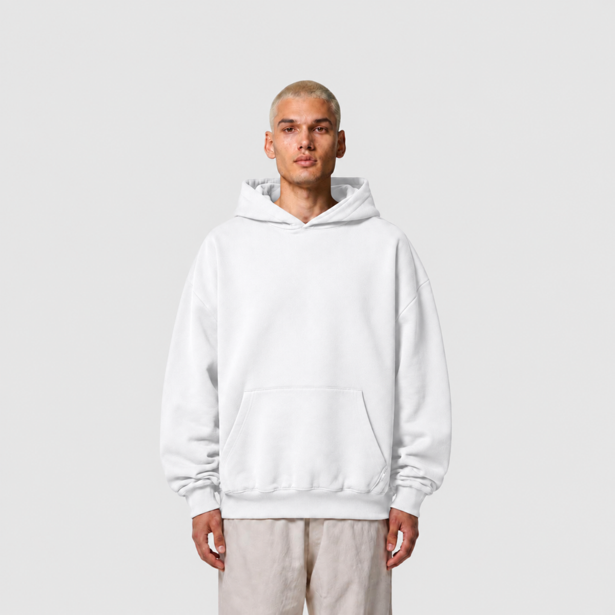 Model trägt Crazy Girlfriend Hoodie von CDR