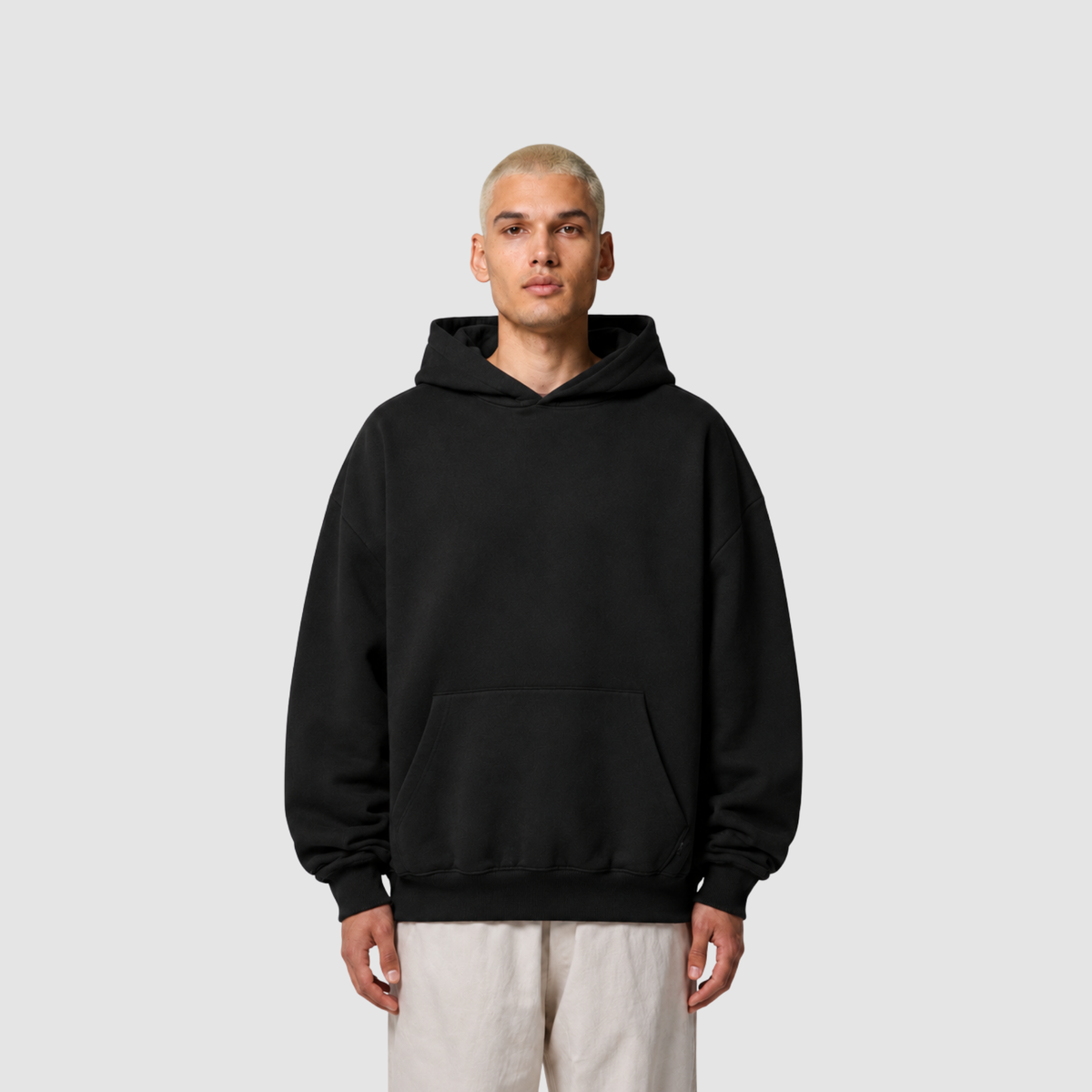 Model trägt Undiagnosed Hoodie von CDR