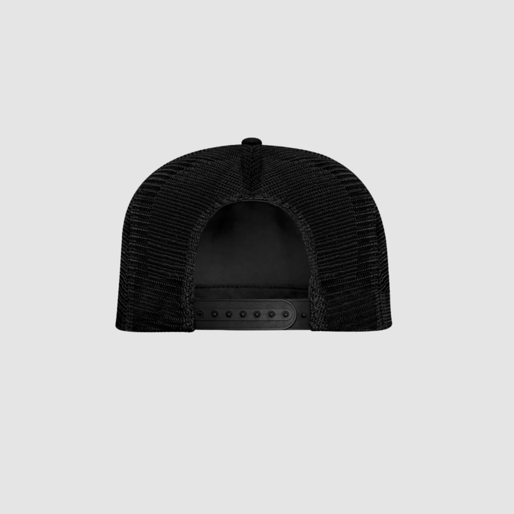 Model trägt Love Hurts Cap von CDR